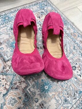 Ollio Women's Suede Ballet Flats in Bright Fuchsia